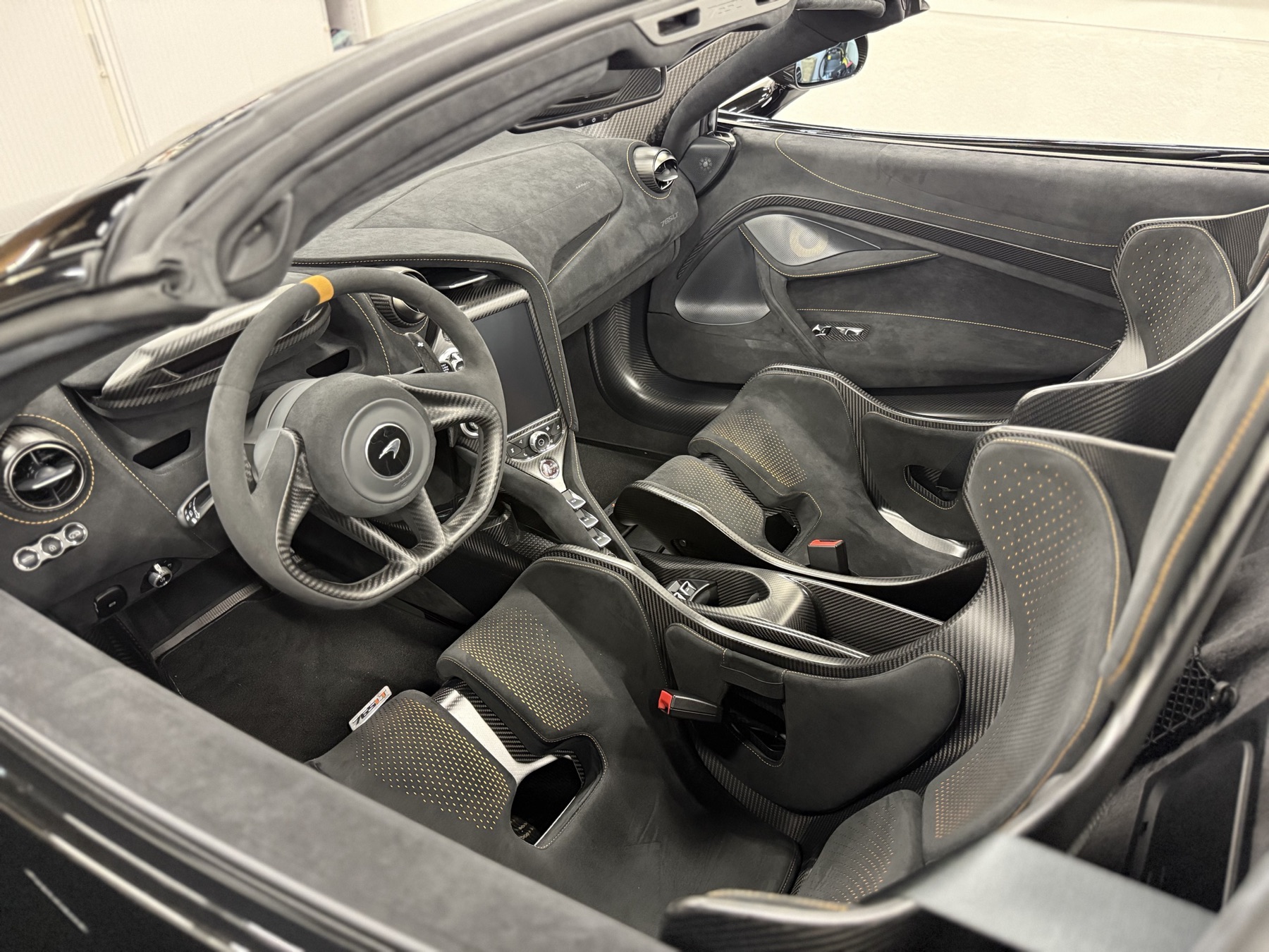 Innenraum eines McLaren durch die offene Tür